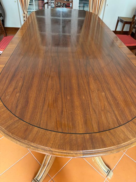 Mesa de jantar em madeira frutuosa