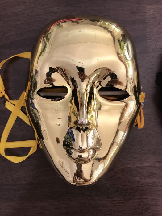 Máscaras douradas e prateadas em plástico (c/ elástico atrás)