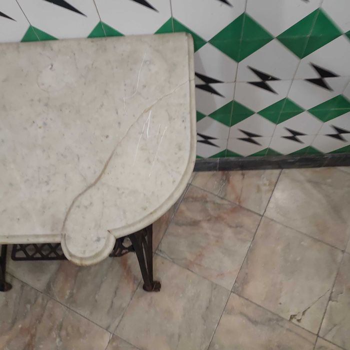Mesa de ferro com tampo de mármore ( antiga máquina de costura)