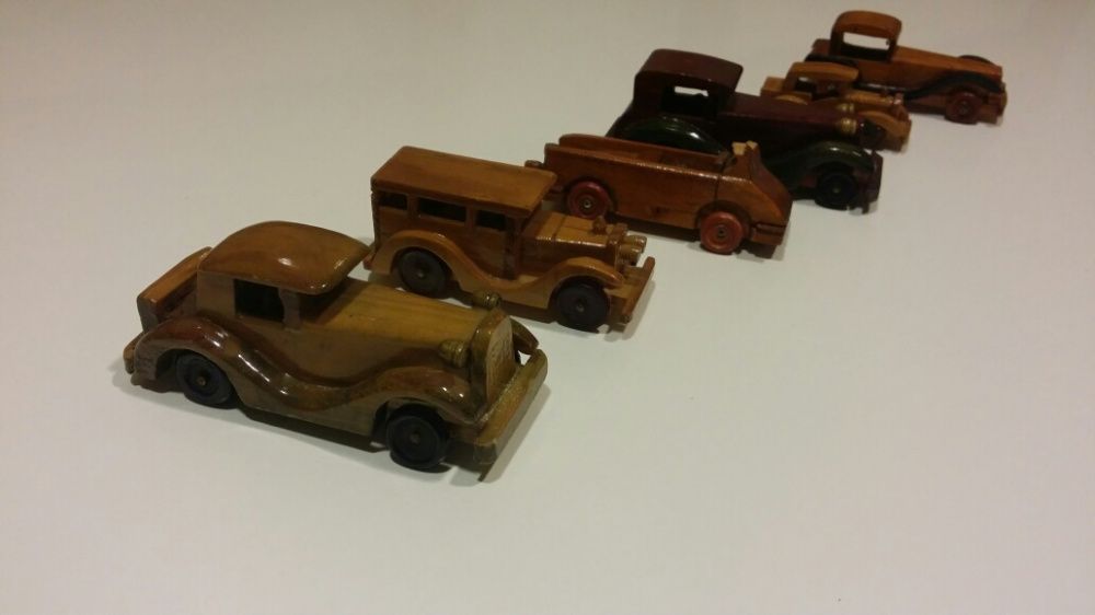 Carrinhos de madeira