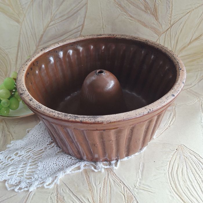 Pięknie utrzymana, tradycyjna, ceramiczna forma do pieczenia babki