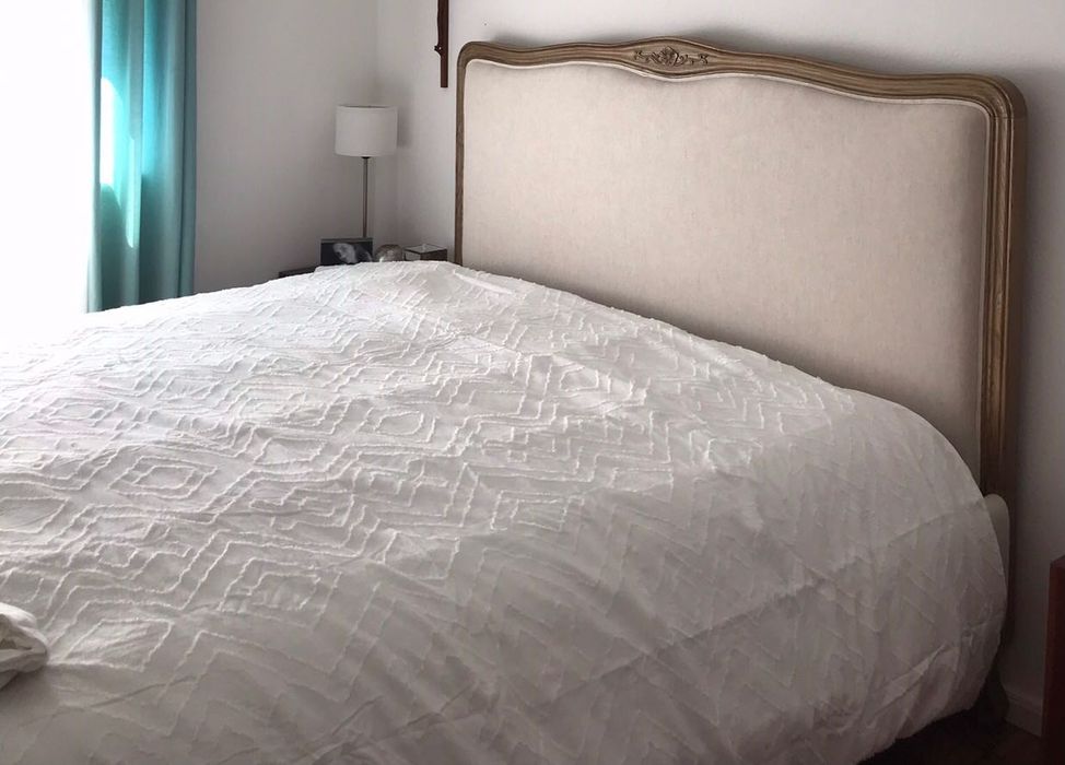 Cama de casal de madeira e forrada a Linho