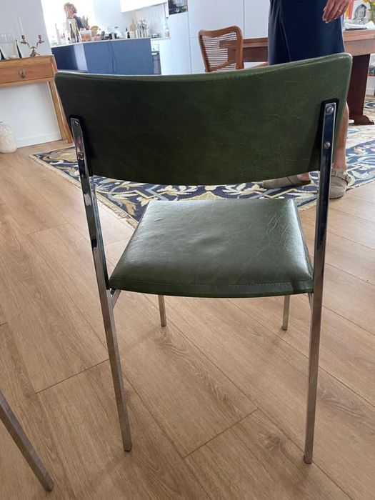 Conjunto de 4 cadeiras vintage em napa verde e estrutura cromada