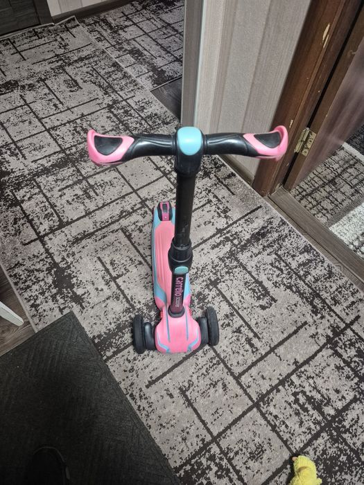 Самокат дитячий для дівчинки
