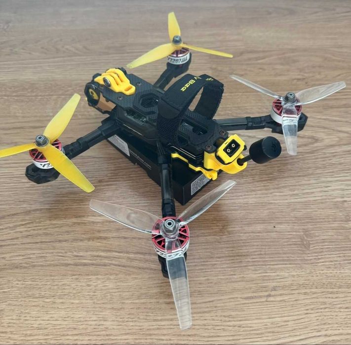 Dron FPV SpeedyBee Mario 5 + Google, kontroler i dodatki