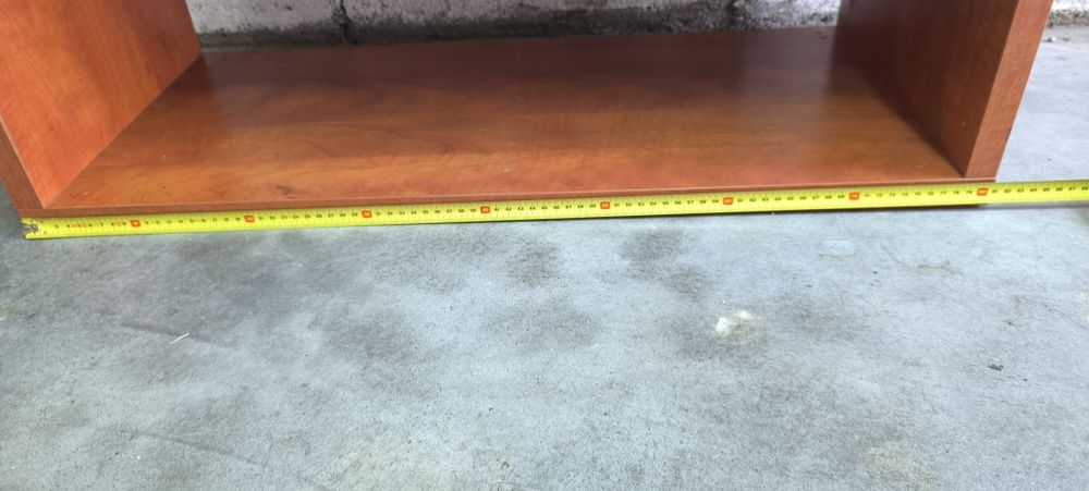 Belíssimo móvel estante em madeira com prateleira e porta em vidro.
Ex