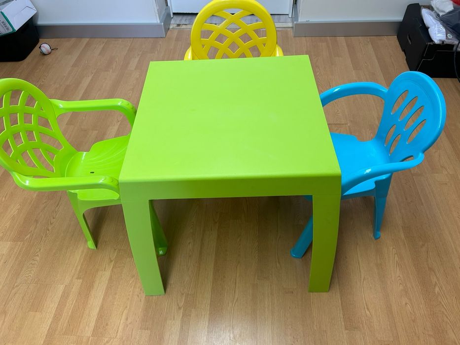 Mesa com 3 cadeiras