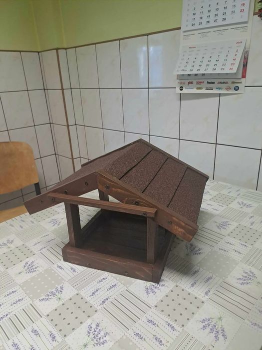 Karmnik dla ptaków domek