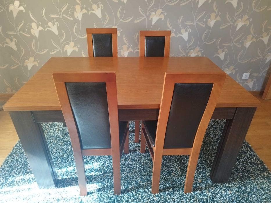 Mesa de jantar com 4 cadeiras mais móvel tv