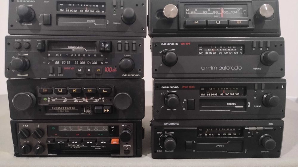 Vários auto rádios antigos para grandes marcas