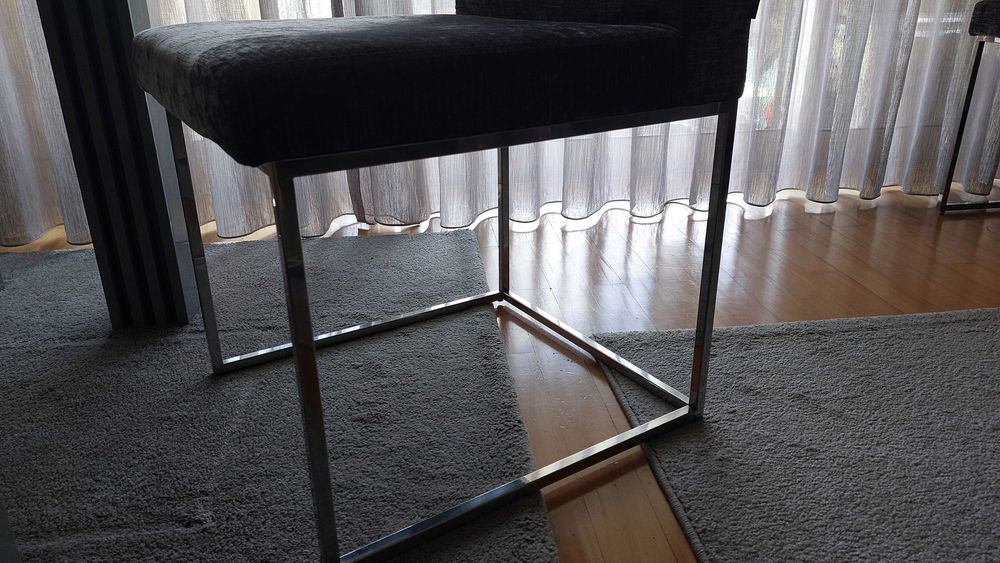 Mesa Sala Jantar + 4 Cadeiras (possível vender com aparador e espelho)