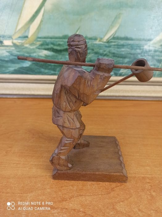 Drewniana figurka rzeźbiona – Tragarz / Drwal z młotem