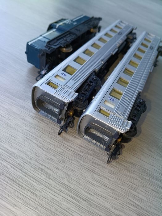 Locomotiva V100 + carruagens inox H0
