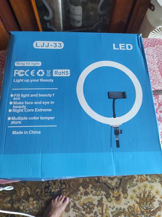 Кругова лєл лампа з триногою