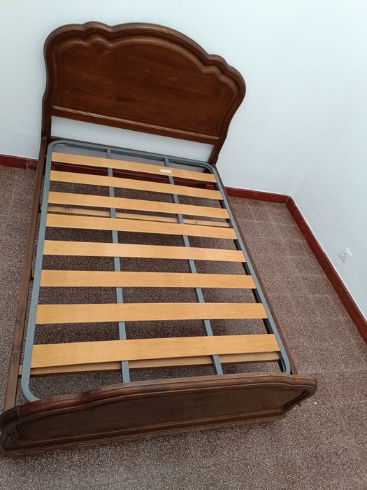 Vende-se cama de madeira de corpo e meio