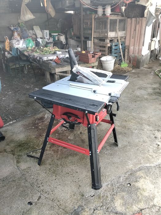 Serra de circular com mesa