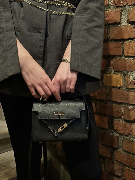 Стильна чорна міні-сумка з золотистою застібкою
