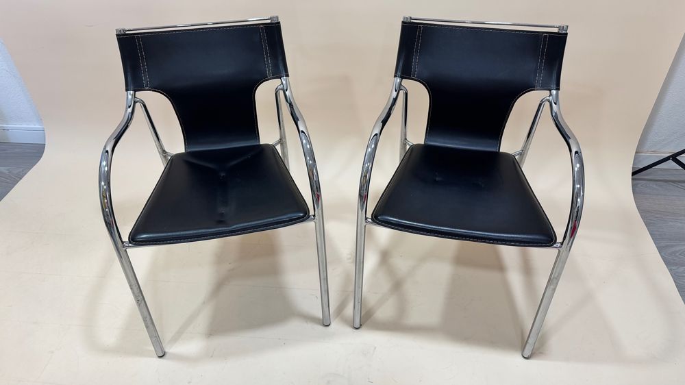 2 Cadeiras Modernas em Couro Preto e Cromado