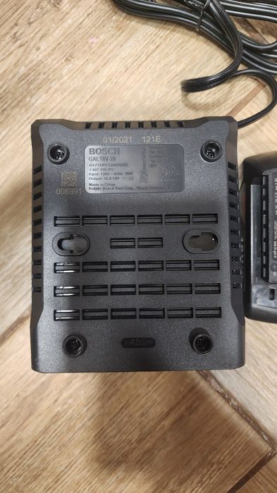 Зарядное устройство,аккомулятор BOSCH 18 v 2 Ah оригинал Новые