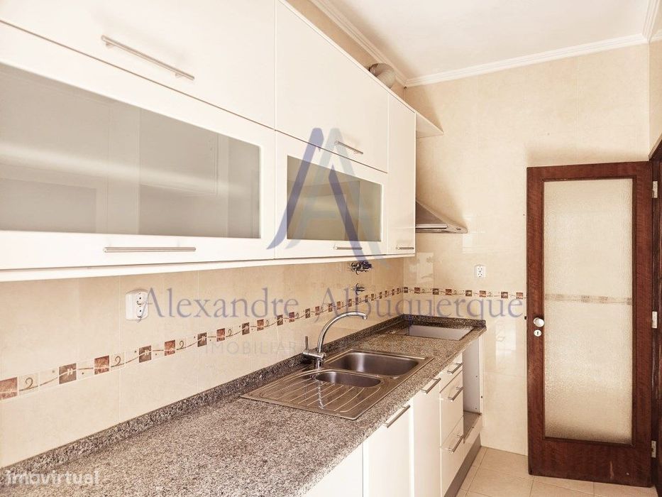 Apartamento T2 com Terraço, Arrecadação e Parqueamento | Sesimbra