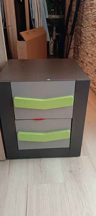 Biurko z szafką.