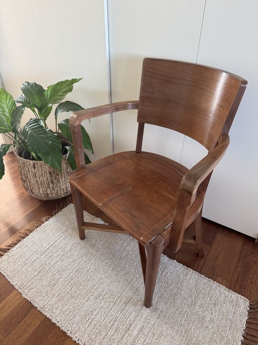 Cadeira com braços antiga