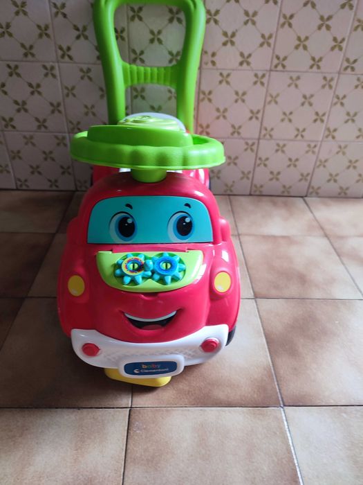 Carro Andador Clementoni
Usado sozinho ou com a ajuda de um adulto