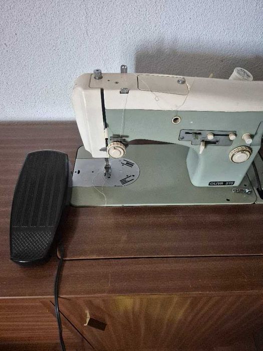 Máquina costura com móvel Oliva 515