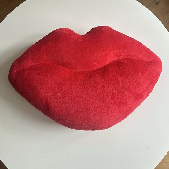 Duża poduszka dekoracyjna HDRÈY czerwone usta 78 × 51 cm