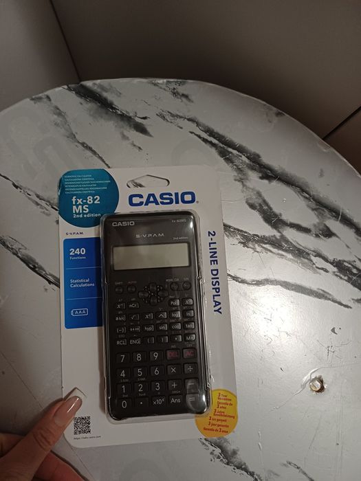 Научный калькулятор Casio fx-82MS 2nd edition. 

 • Двухстрочный диспл