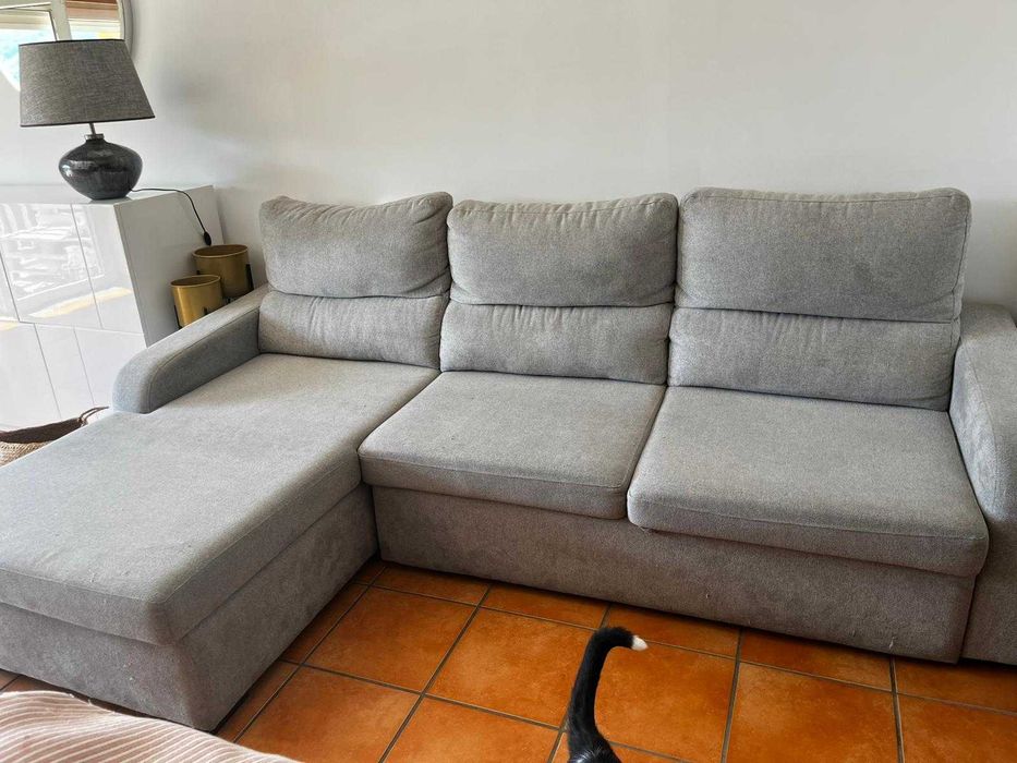 Sofá com chaise lounge e cama