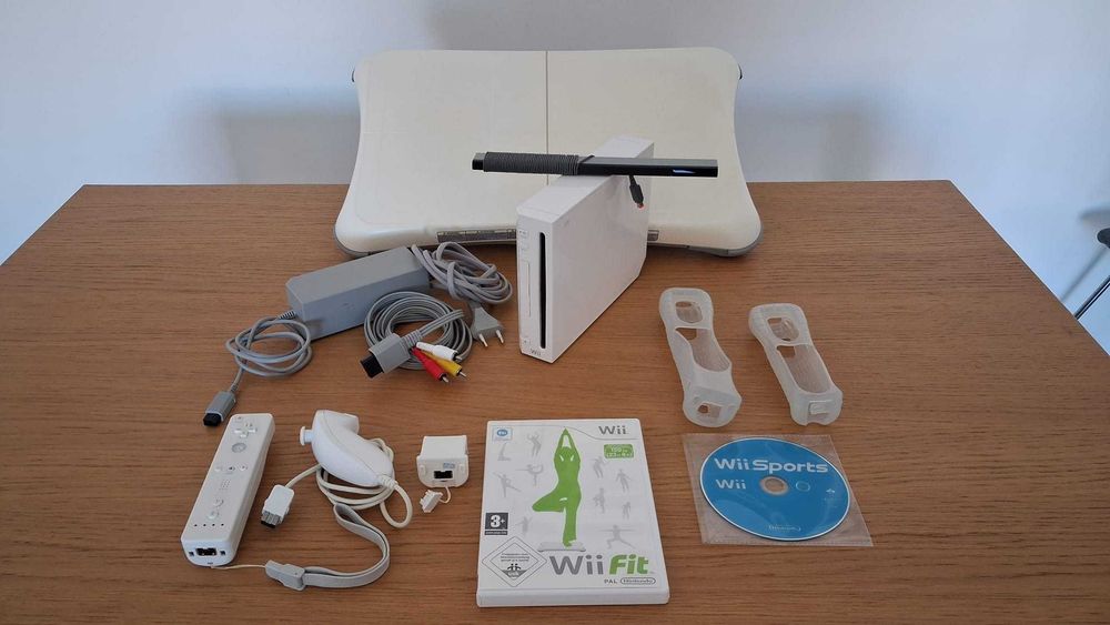 Pack Nintendo Wii Branca + Wii Balance Board + Jogos Wii Sports e Wii Fit