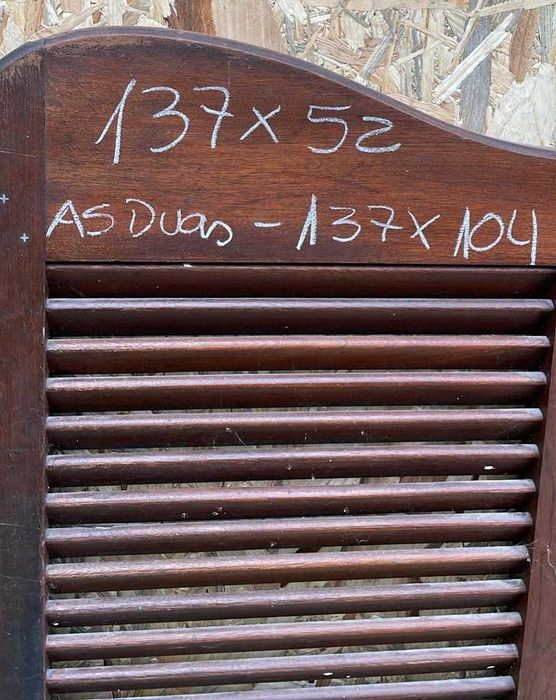 Porta antiga, vai e vem de duas folhas, aptas a serem usadas