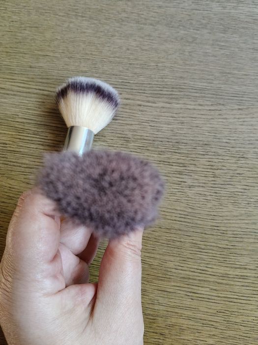 Zestaw pędzli do makijażu.