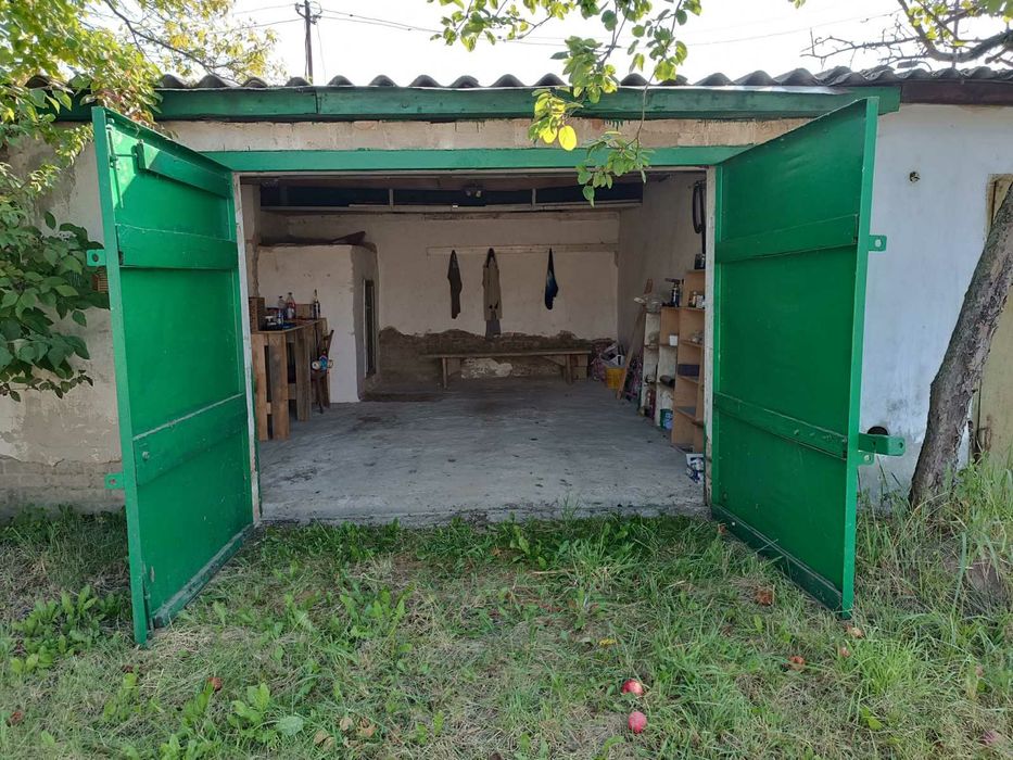 Цегляний гараж в кооперативі