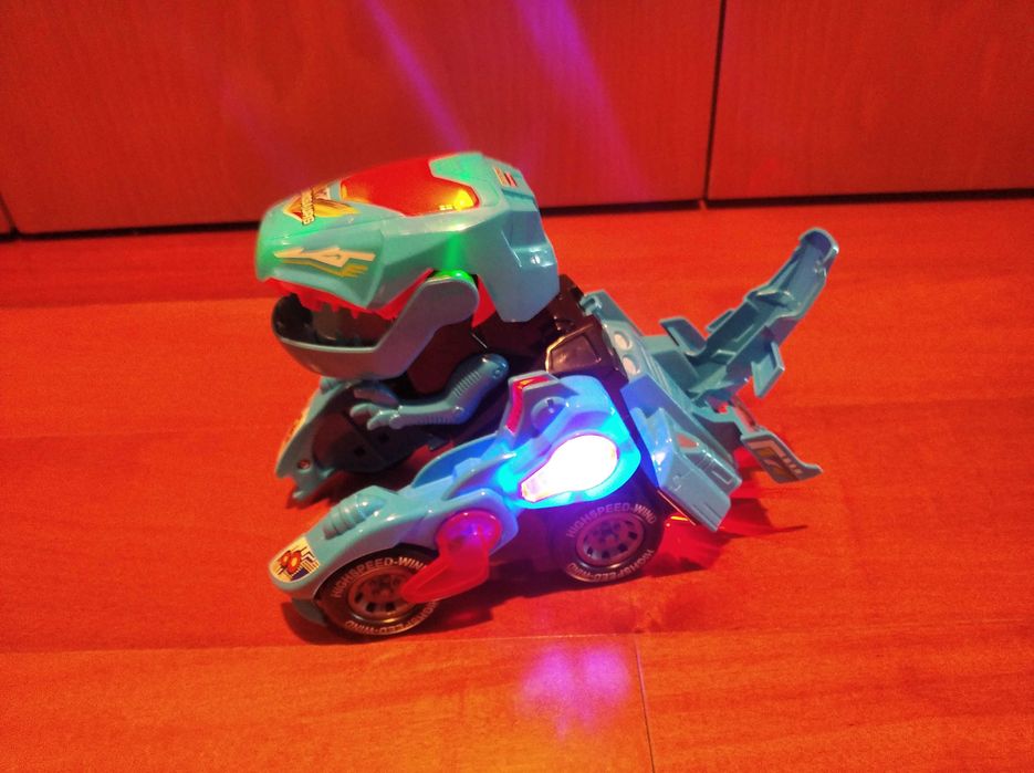 Carro dinossauro com luzes e sons