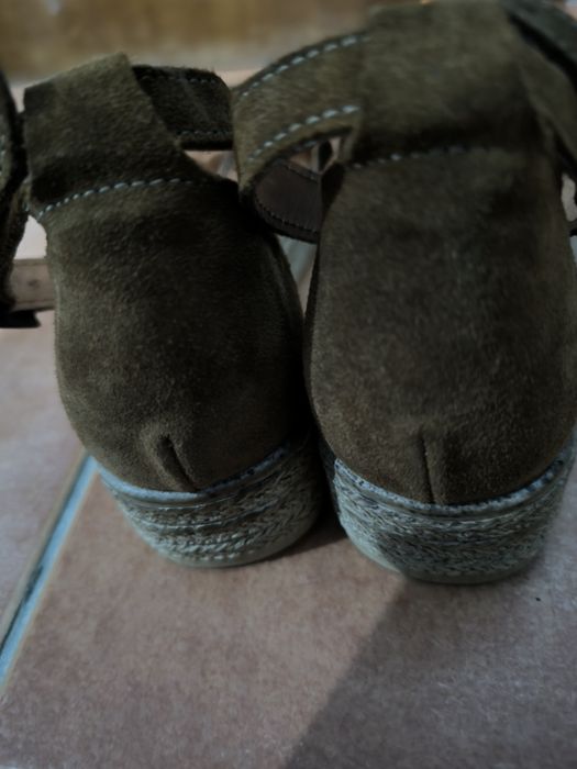 Sandálias castanhas