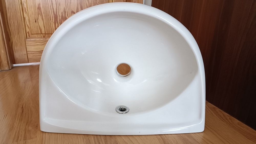 Umywalka wisząca nieduża i zgrabna