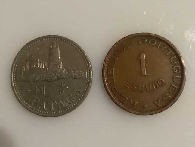 Moedas de 1 pataca e 1 Escudo Angola