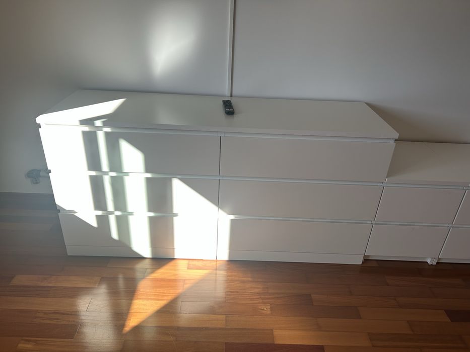 Mesas de cabeceiras e comoda