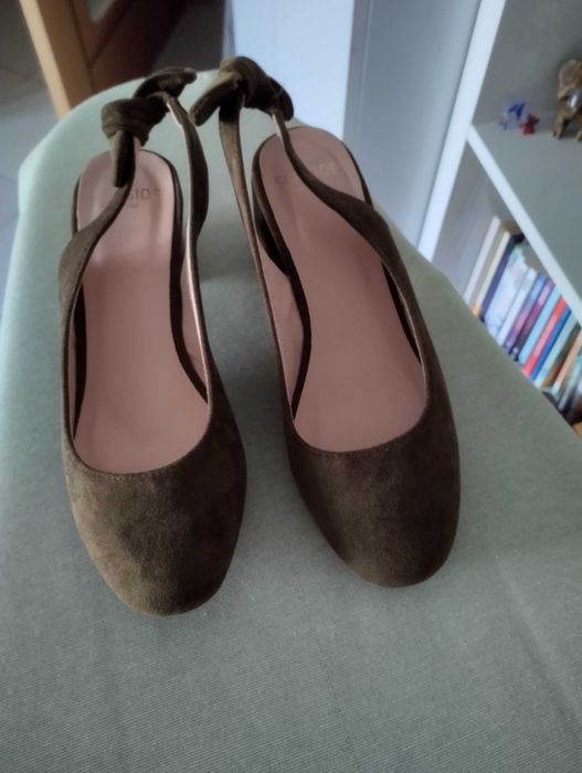 Sapatos novos camurça e 1 pele