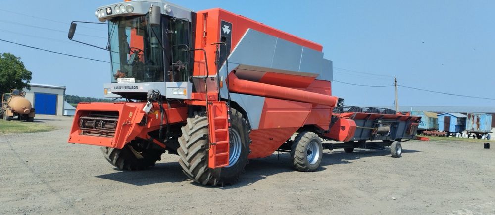 комбайн разом з зерновою жаткою
