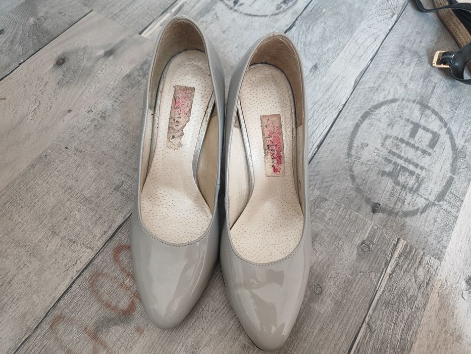 Buty na obcasie szare