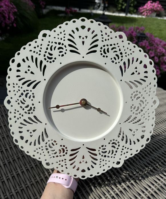 Ikea piękny biały zegar z imitacją delikatnej koronki.