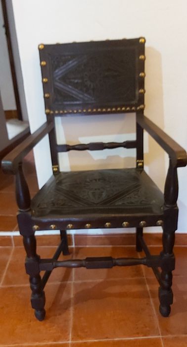 Cadeirões antigos em madeira maciça e pele