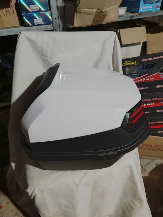 Кофр задній на мотоцикли мопеди скутери.32 літри . Дизайн супер