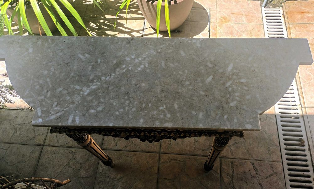 Credência antiga com pedra natural