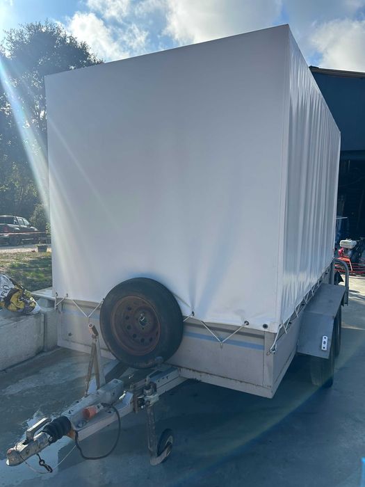Reboque com toldo removível