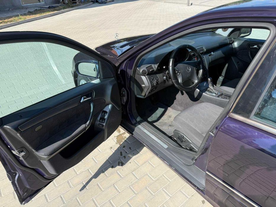 Mercedes C-Class 2.2 дизель АВТОМАТ 2000 год