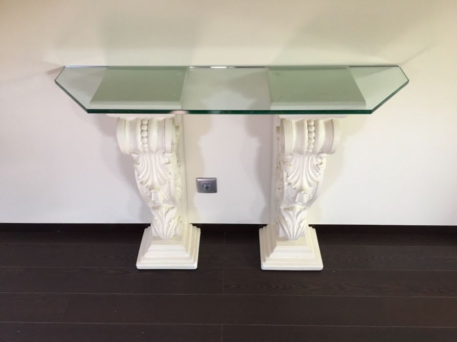 Colunas de gesso com tampo em vidro